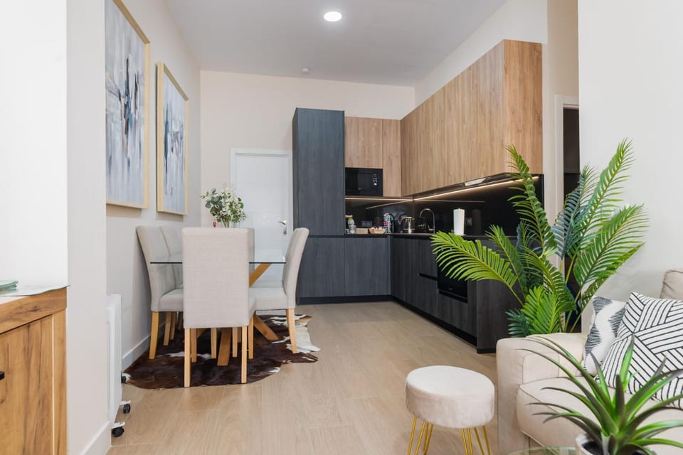 Kitchen or kitchenette, Dining area, stove