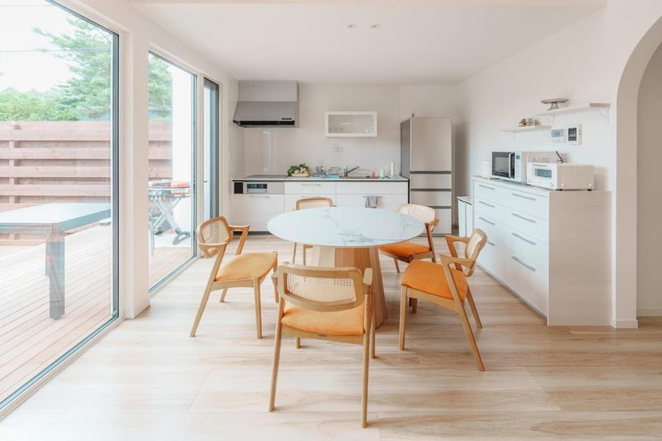 Kitchen or kitchenette, Dining area, stove