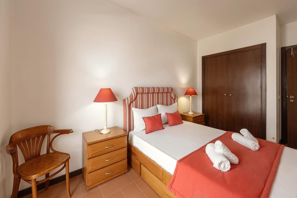 Bed, Bedroom, towels, wardrobe