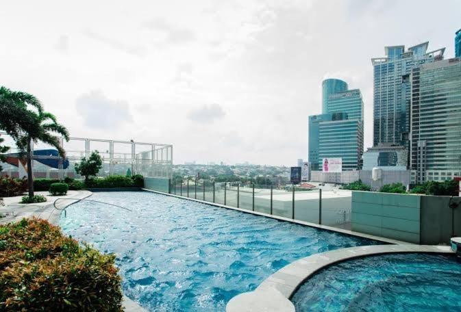 Day, Pool view