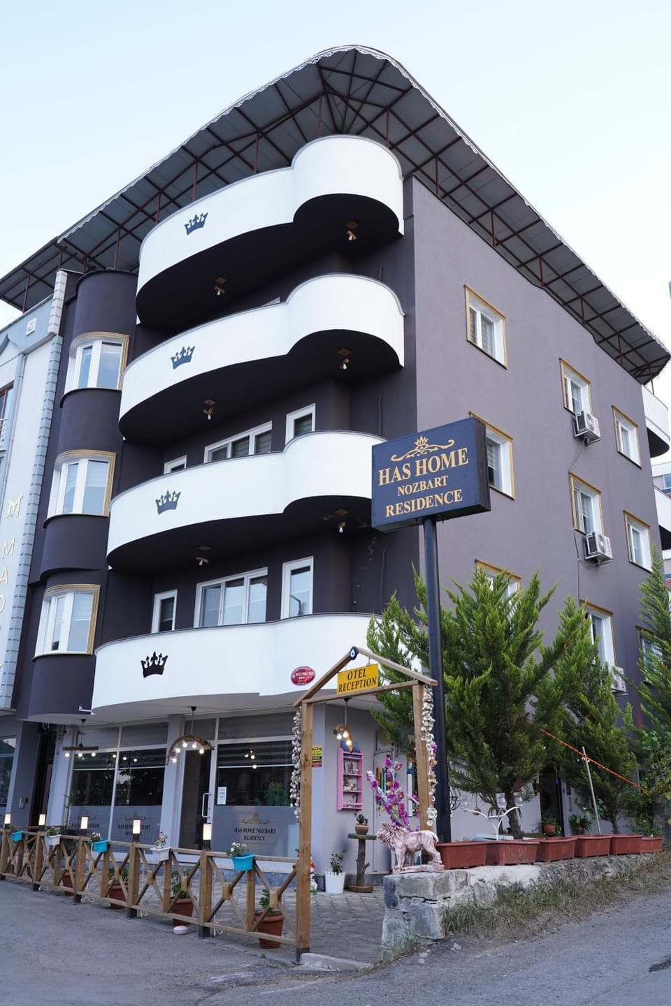 Property building, Location