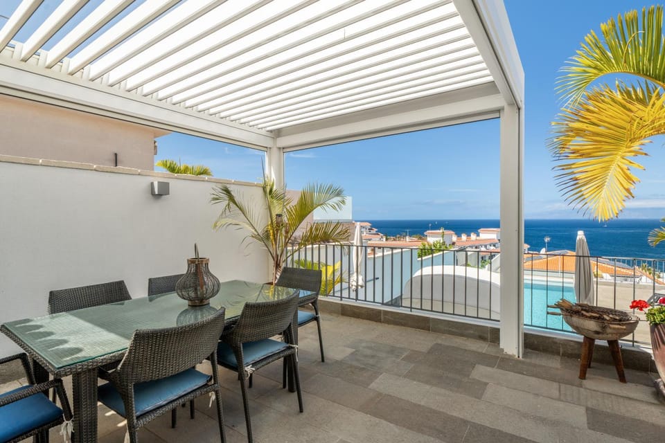 Property building, Balcony/Terrace, Living room