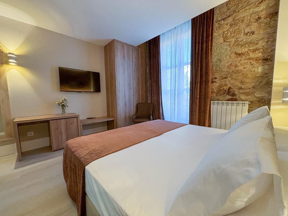 Bed, TV and multimedia, Photo of the whole room, Bedroom