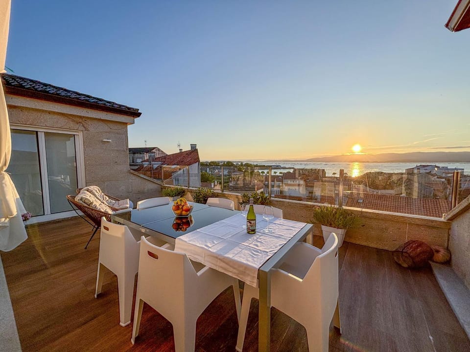 View (from property/room), Balcony/Terrace, Dining area, Sea view