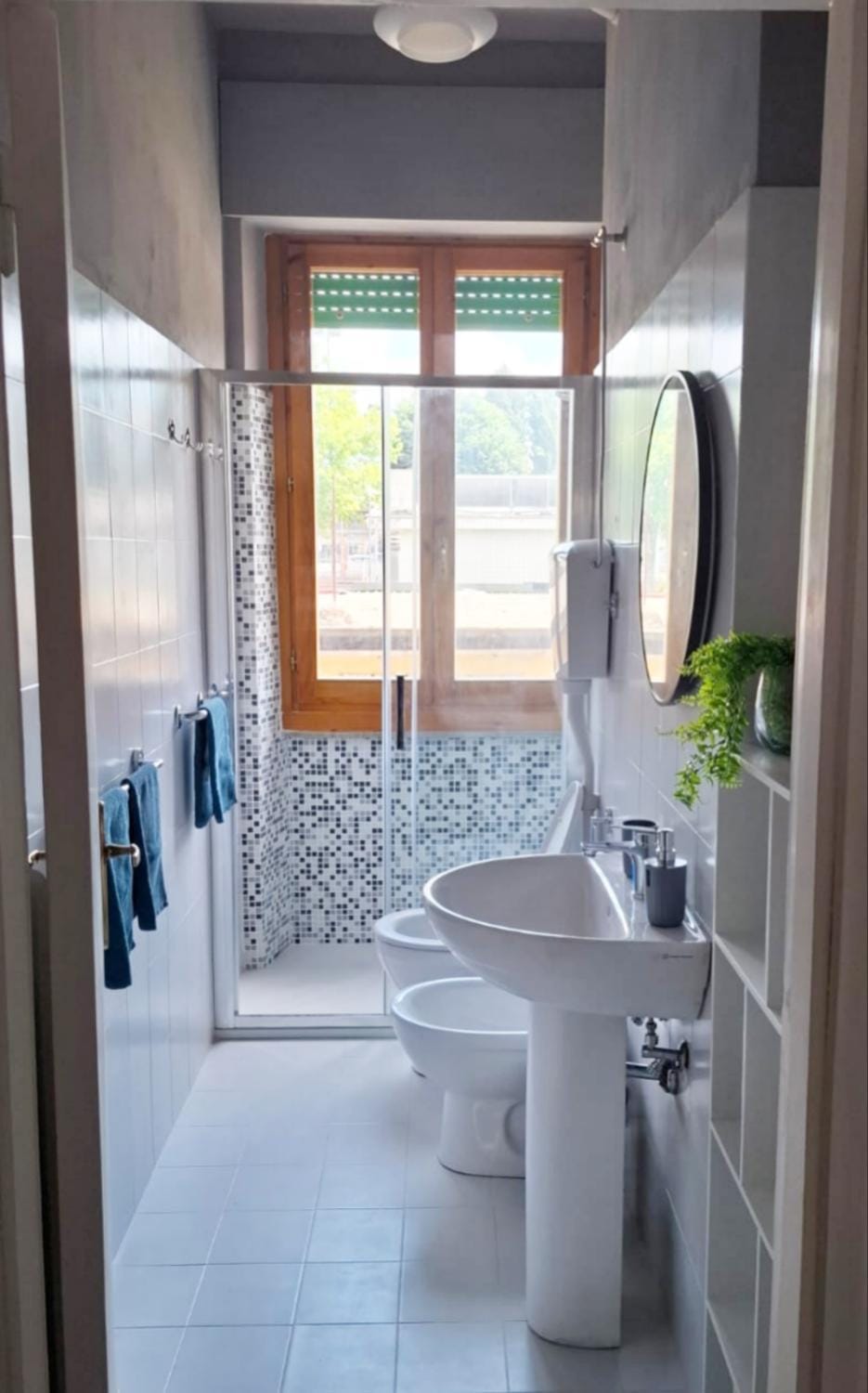 Shower, Toilet, Bathroom, bidet, towels