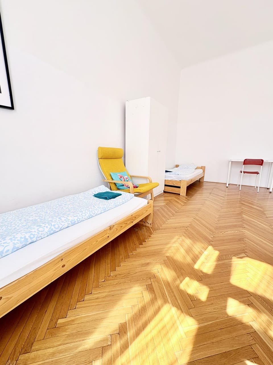 Bed, Photo of the whole room, Seating area, Bedroom, Area and facilities, towels, towels, wardrobe