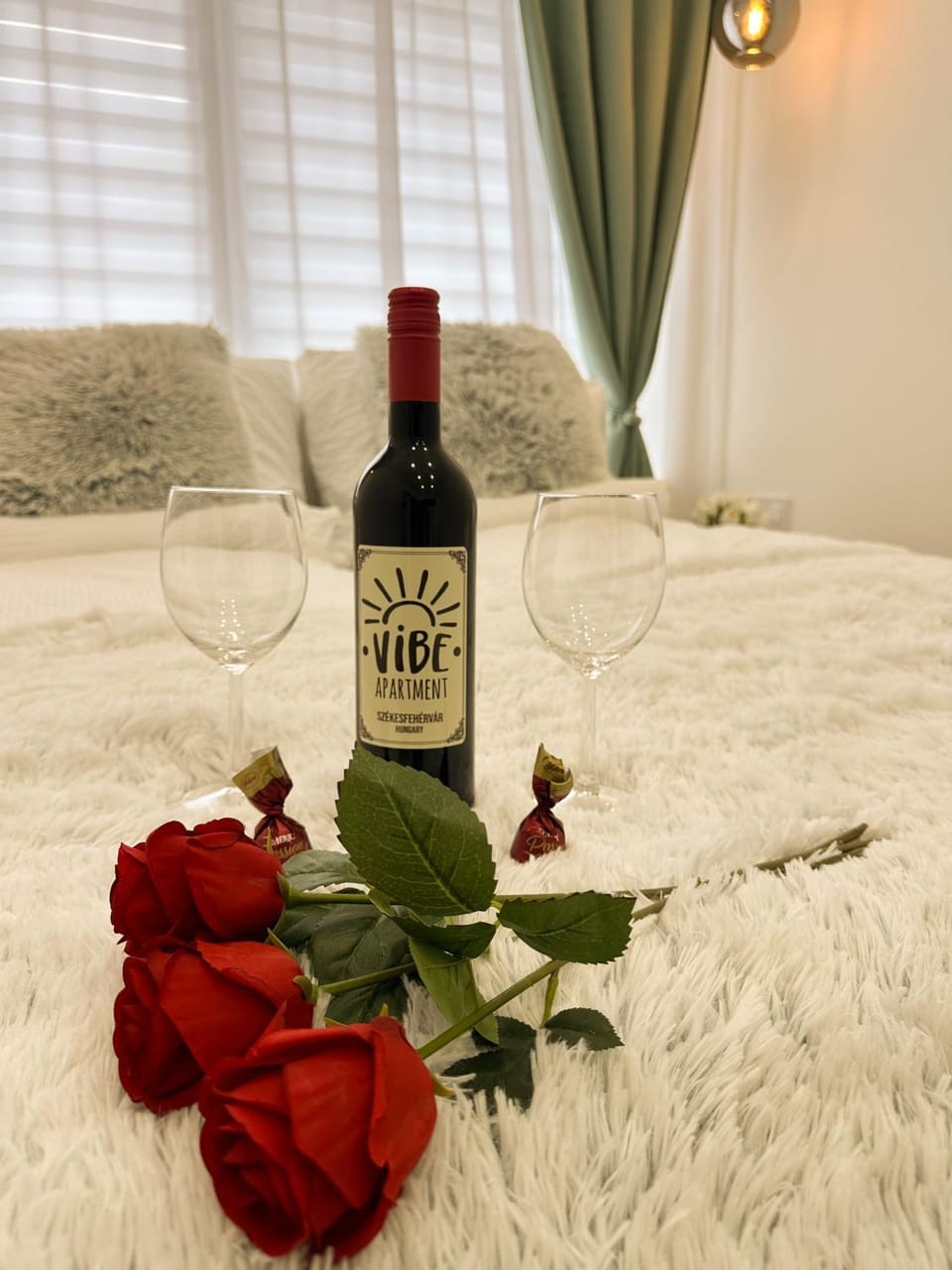 Bed, Food and drinks, Bedroom, Drinks