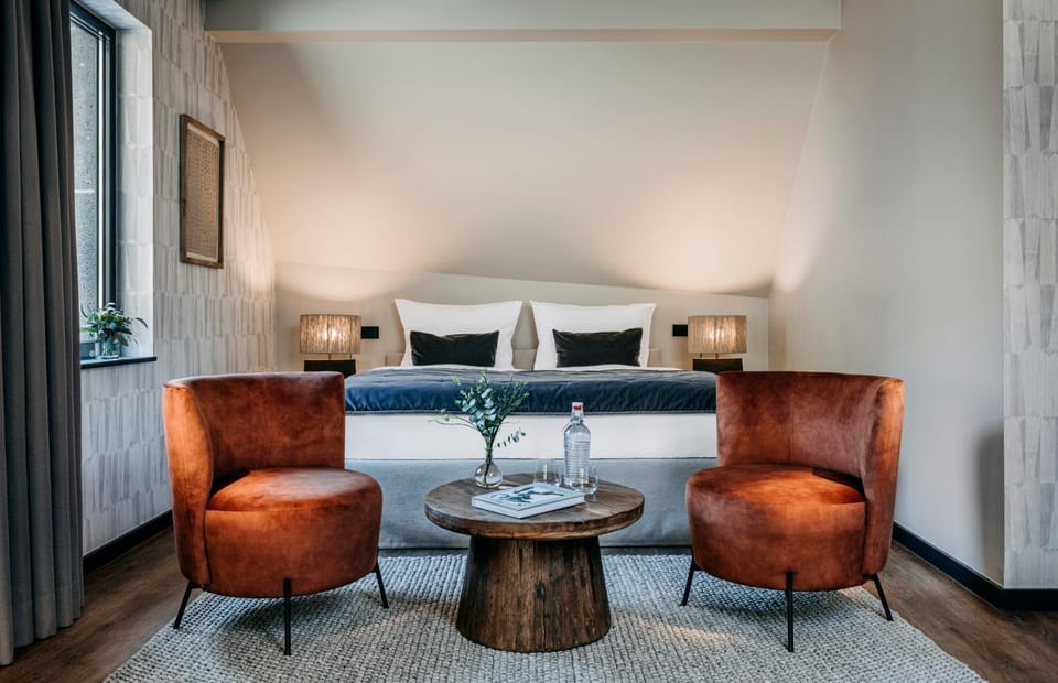 Bed, Photo of the whole room, Seating area, Bedroom