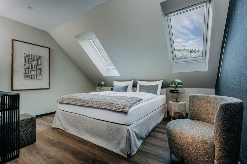 Bed, Photo of the whole room, Seating area, Bedroom