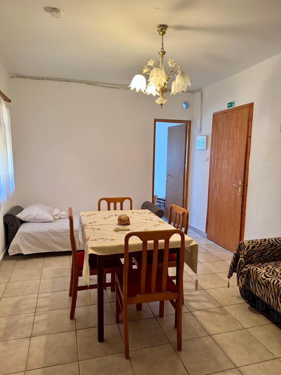 Bed, Seating area, Dining area