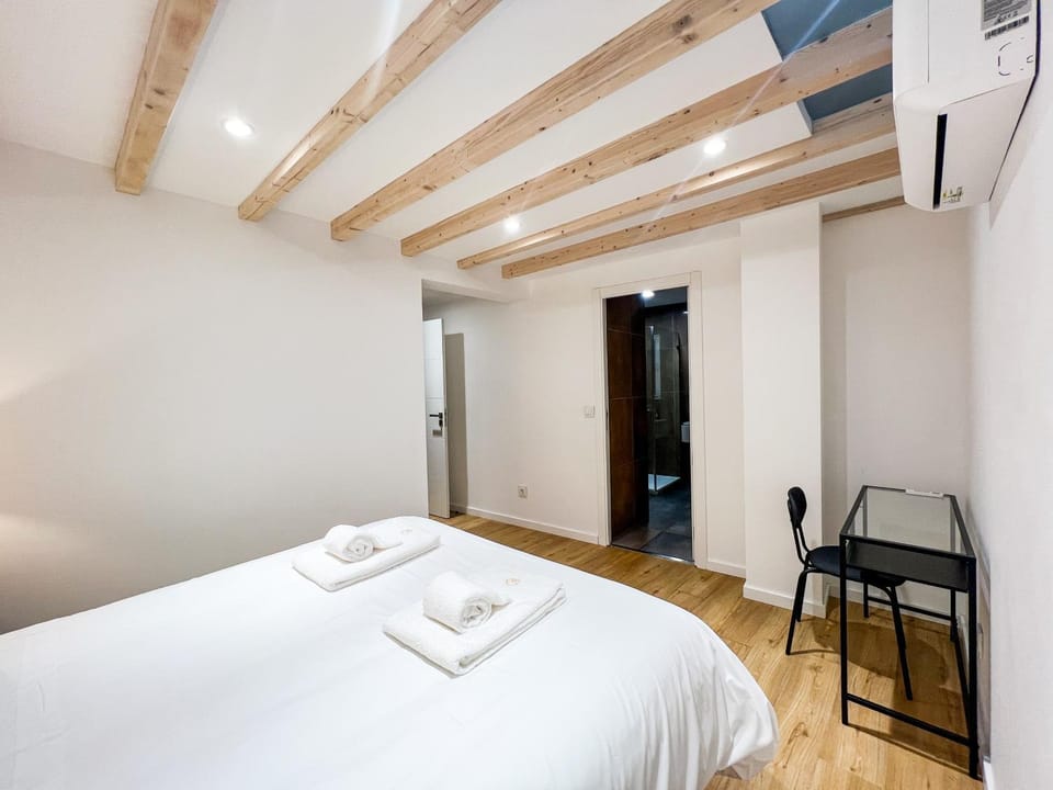 Bed, TV and multimedia, Photo of the whole room, Bedroom, towels, air conditioner