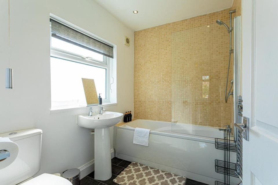 Wolverhampton 4 Bed home, Sleeps 7, Parking House in Wolverhampton