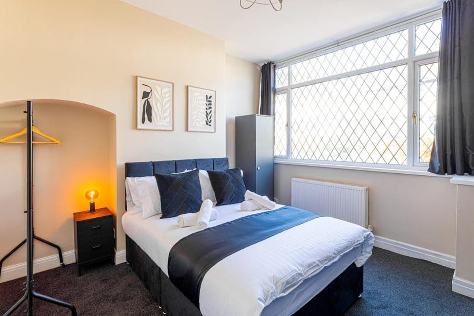 Wolverhampton 4 Bed home, Sleeps 7, Parking House in Wolverhampton