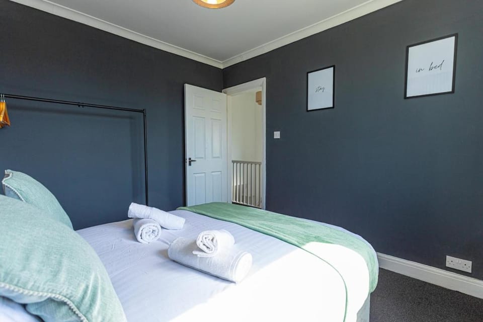 Wolverhampton 4 Bed home, Sleeps 7, Parking House in Wolverhampton