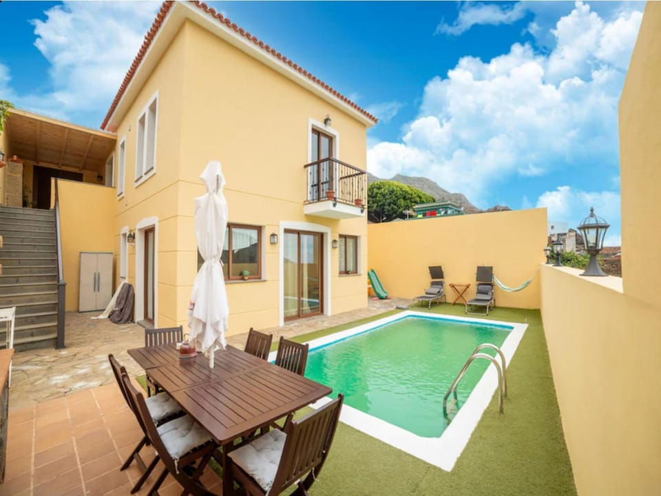 Patio, Dining area, Swimming pool, sunbed