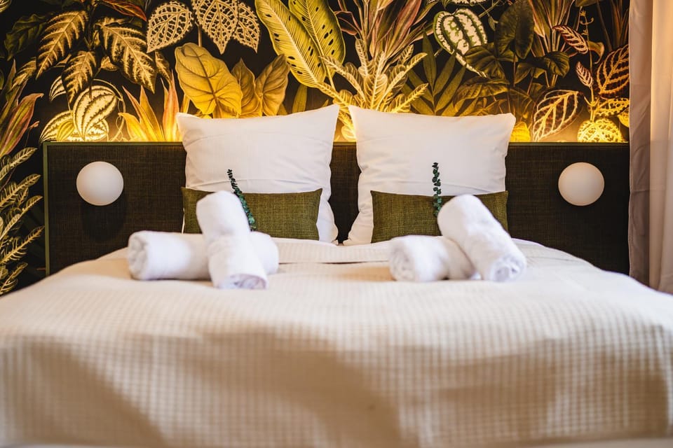 Bed, towels