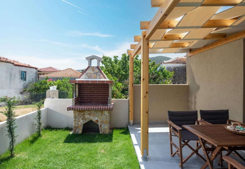 Property building, Patio, Spring, Day, BBQ facilities, Garden, View (from property/room), Balcony/Terrace, Dining area, Evening entertainment, Garden view
