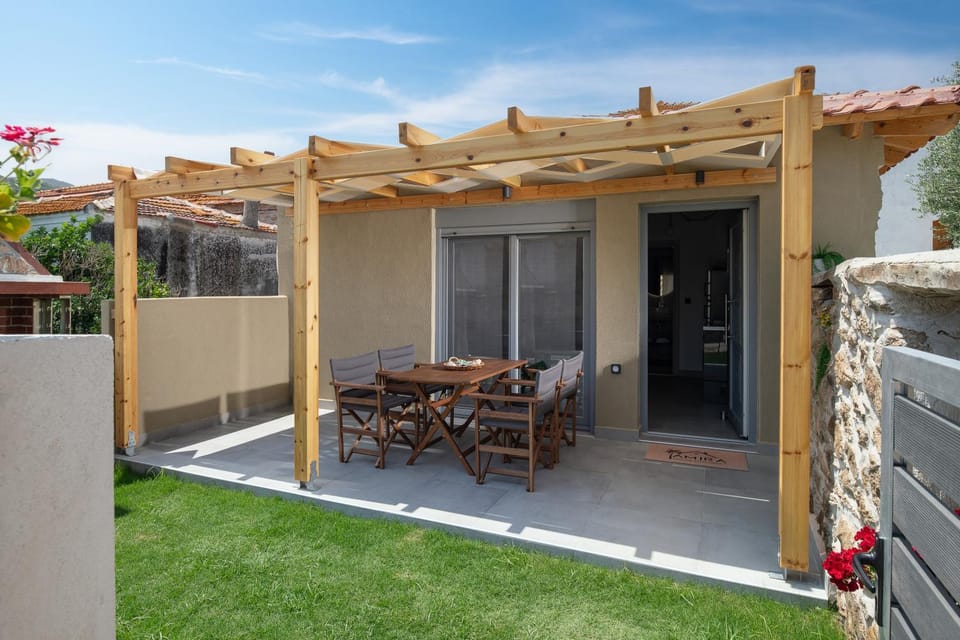 Property building, Patio, Spring, Day, Garden, View (from property/room), Balcony/Terrace, Dining area, Garden view