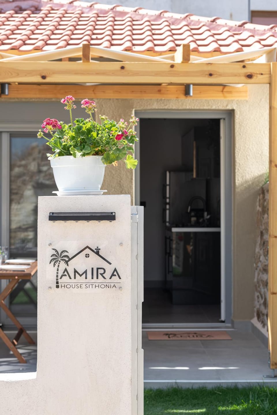 Property building, Facade/entrance, Day, Property logo or sign, Garden, Logo/Certificate/Sign, Certificate/Award