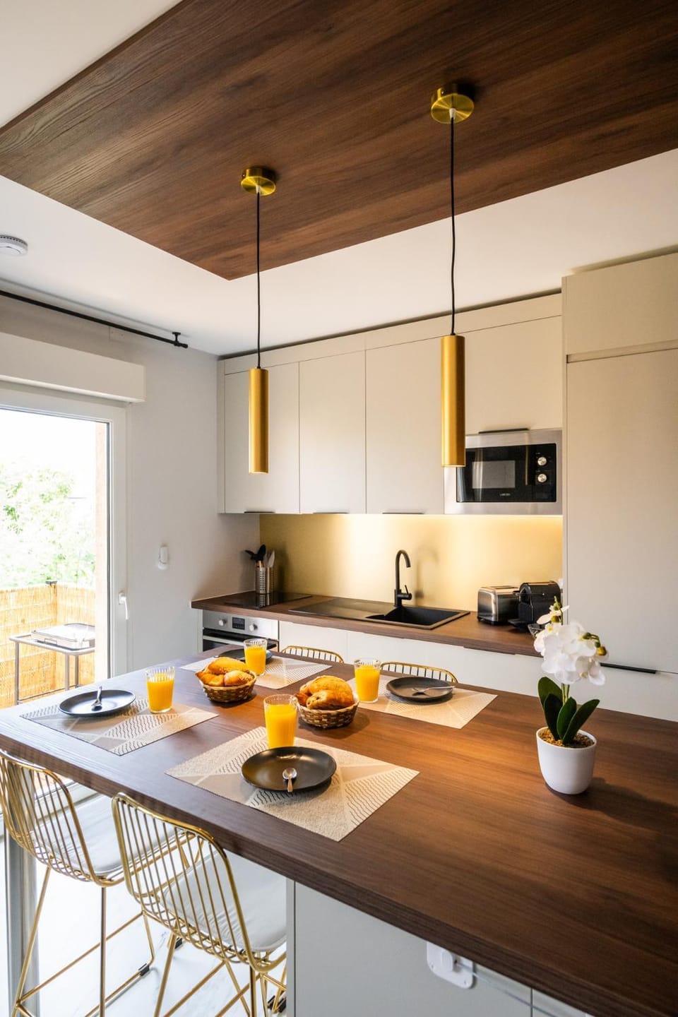Kitchen or kitchenette, Dining area