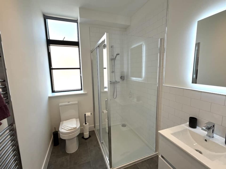 Shower, Toilet, Bathroom, towels