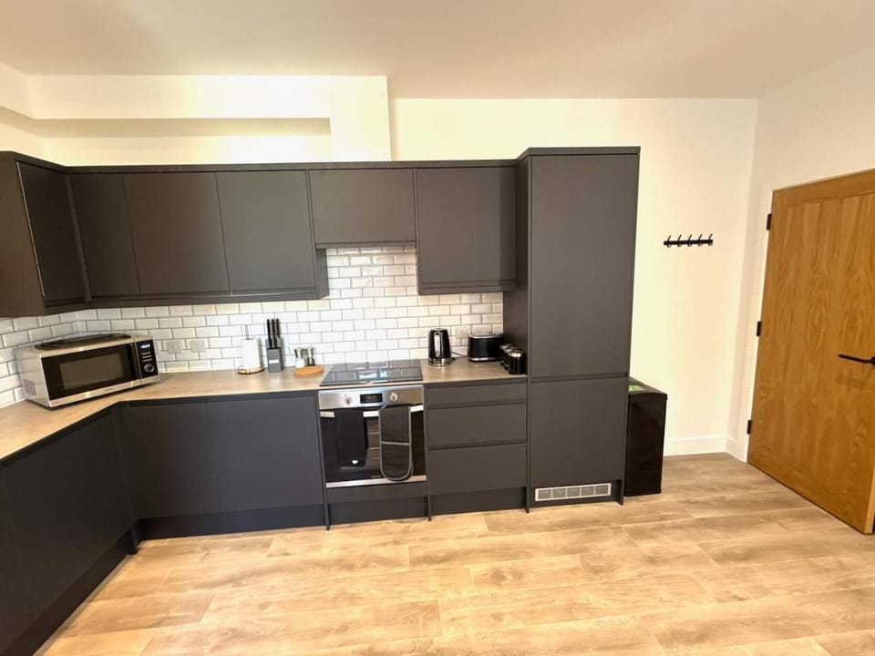 Coffee/tea facilities, Kitchen or kitchenette, oven, stove