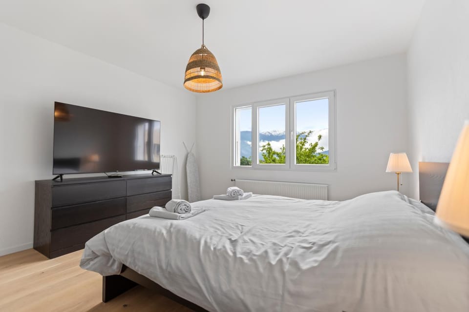 Bed, TV and multimedia, Photo of the whole room, Bedroom