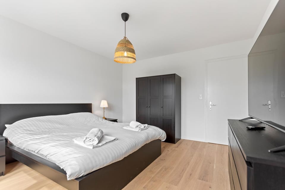 Bed, TV and multimedia, Photo of the whole room, Bedroom, towels, wardrobe