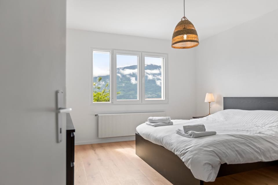 Bed, Photo of the whole room, Bedroom, towels