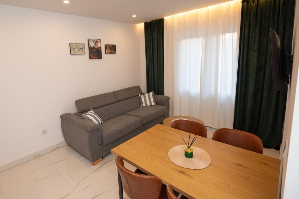TV and multimedia, Living room, Seating area, Dining area