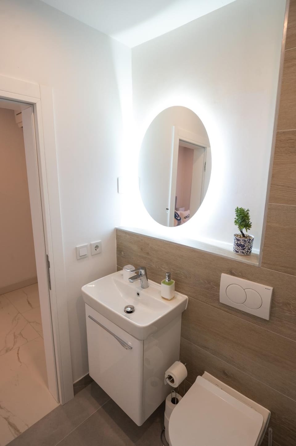 Toilet, Bathroom, towels