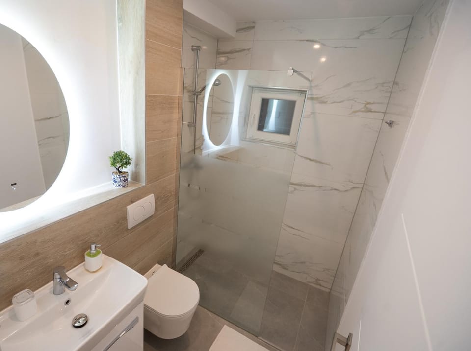 Shower, Toilet, Bathroom, Bath, towels