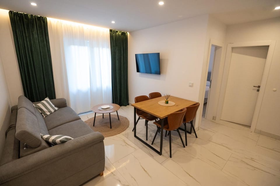 TV and multimedia, Kitchen or kitchenette, Living room, Seating area, Dining area