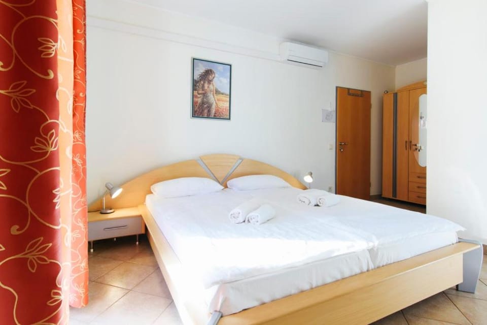 Steps from the Beach Sunny 2 Person Studio Apartment Jurkin Number three Apartment in Tisno