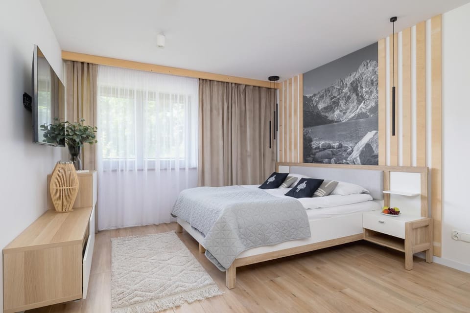 Bed, TV and multimedia, Photo of the whole room, Bedroom