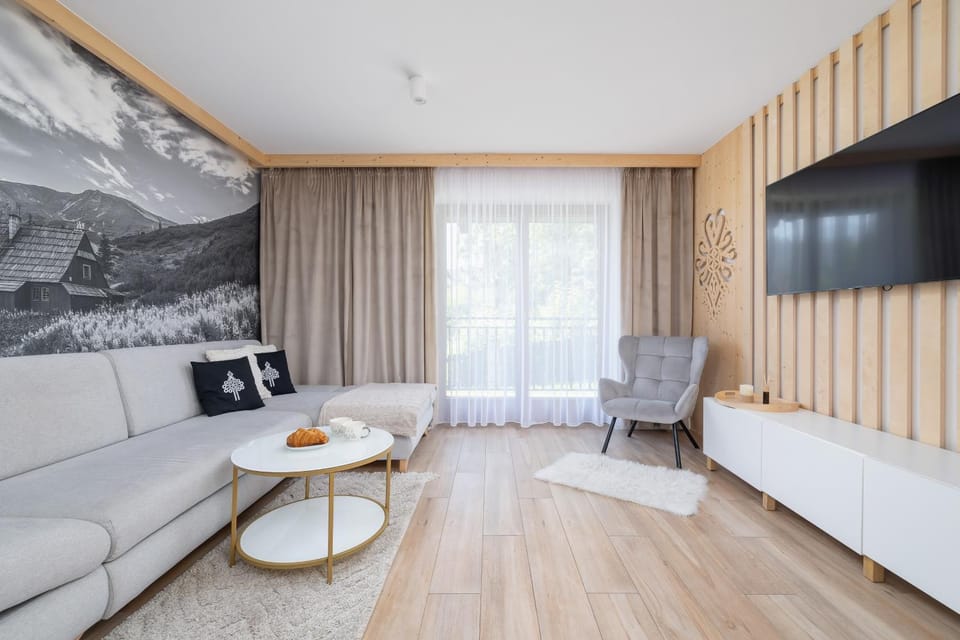 TV and multimedia, Living room, Seating area, Evening entertainment