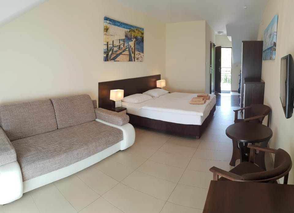 Bed, Photo of the whole room, Seating area, towels