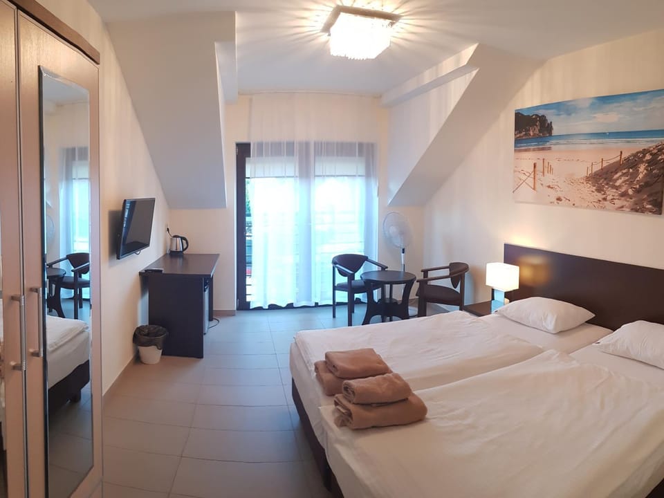 Restaurant/places to eat, Bed, Day, Natural landscape, Summer, Coffee/tea facilities, Photo of the whole room, Beach, Beach, Hiking, Cycling, Bedroom, City view, City view, Sea view, Sea view, Supermarket/grocery shop, Quiet street view