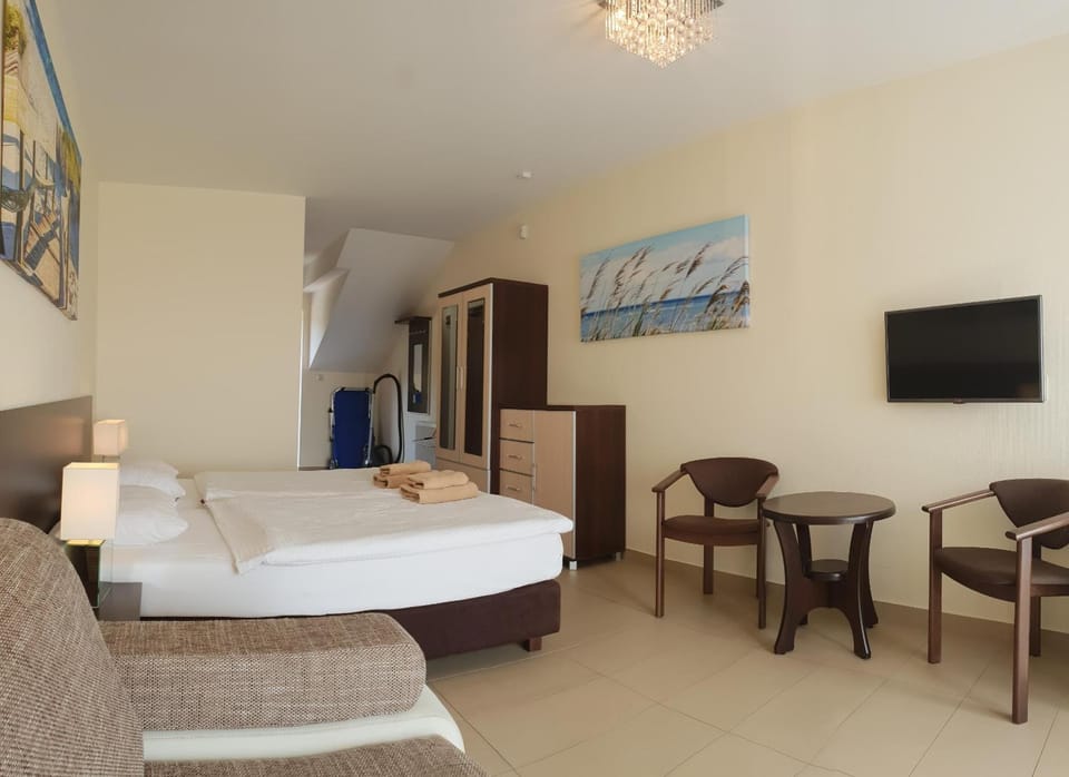 Bed, TV and multimedia, Photo of the whole room, Seating area, furniture, heating, wardrobe