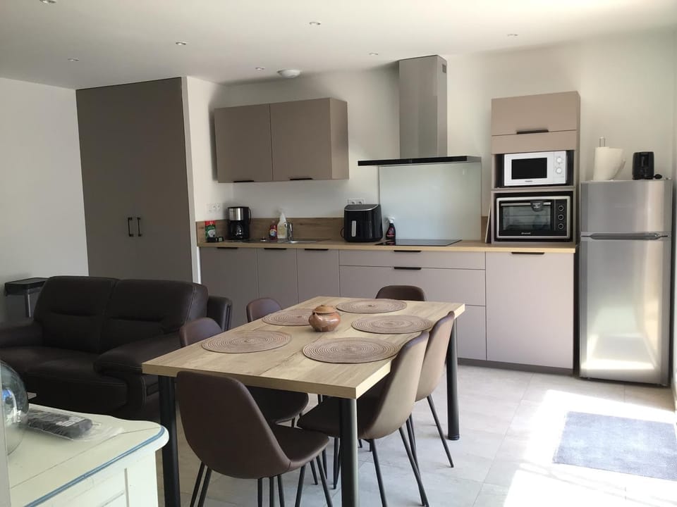 Coffee/tea facilities, Seating area, Dining area, oven, stove, toaster