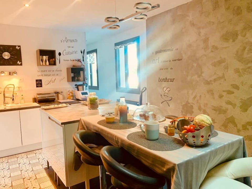 Kitchen or kitchenette, Dining area, stove