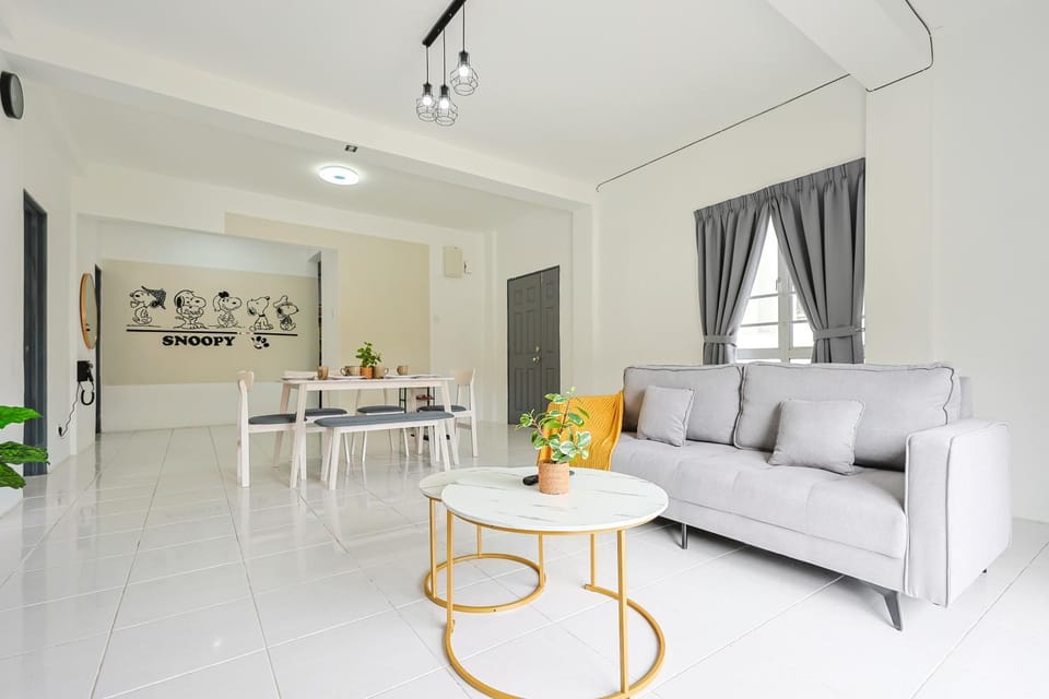 Living room, Seating area, Dining area, Family, Family