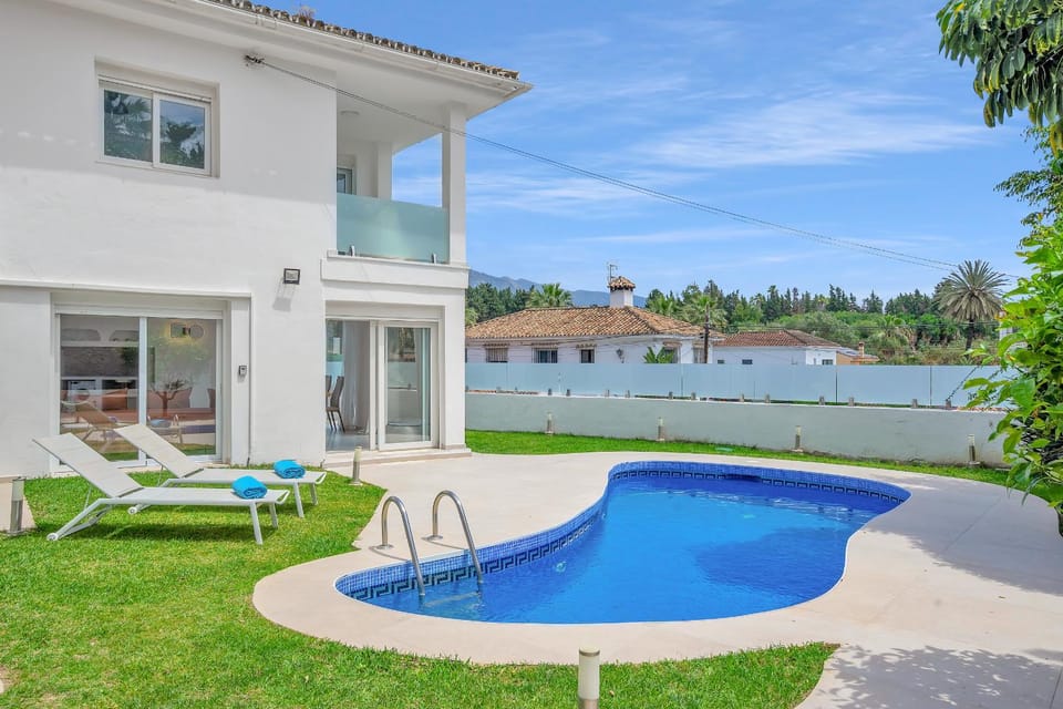 Swimming pool, sunbed