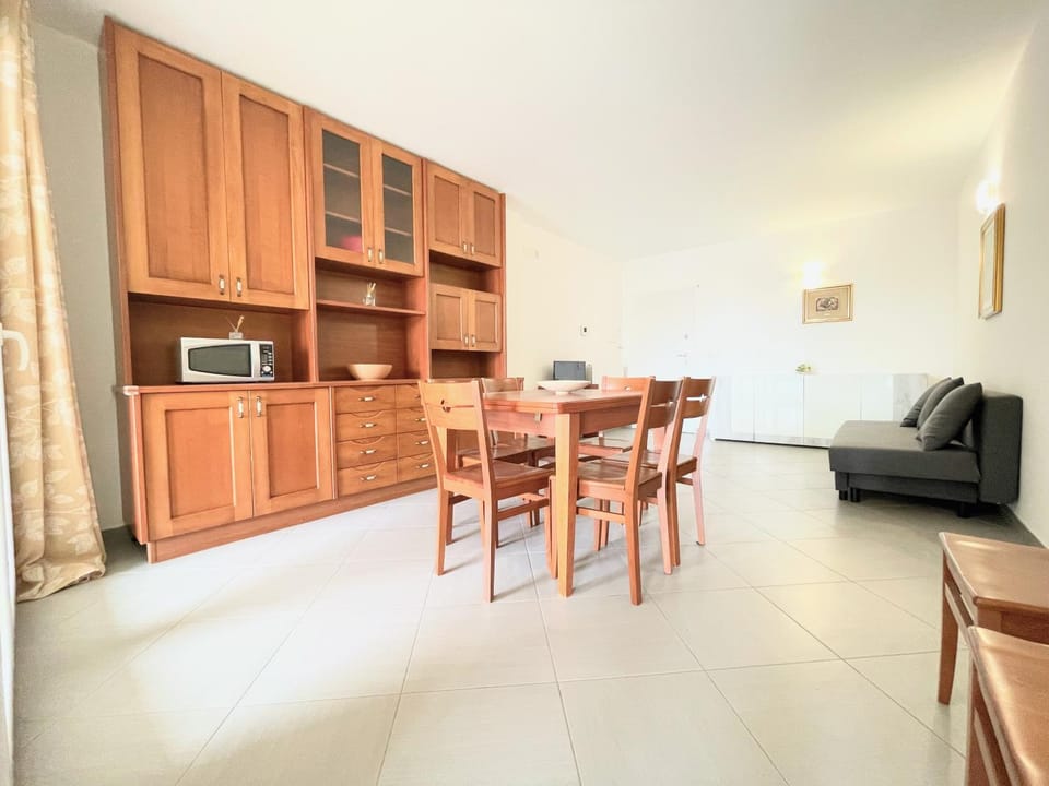 Kitchen or kitchenette, Living room, Seating area, Dining area, minibar, oven, pet friendly, stove