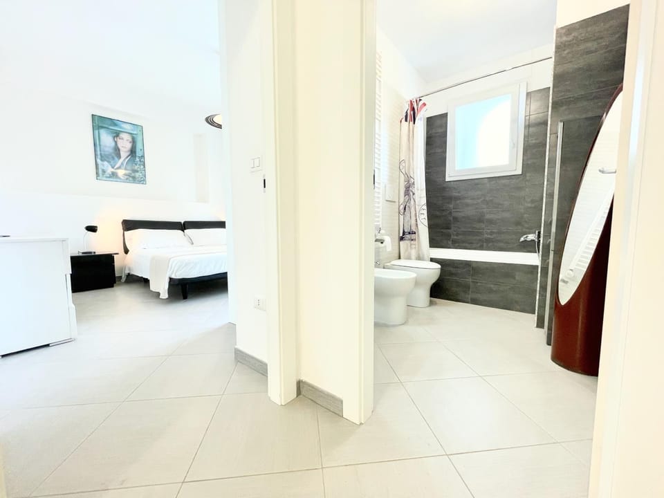 Shower, Toilet, Bed, Bathroom, Photo of the whole room, Bedroom, Bath, towels