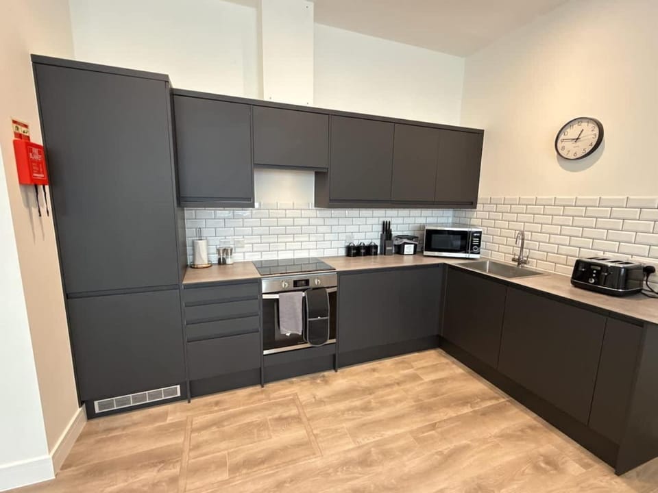 Coffee/tea facilities, Kitchen or kitchenette, dishwasher, oven, stove, toaster