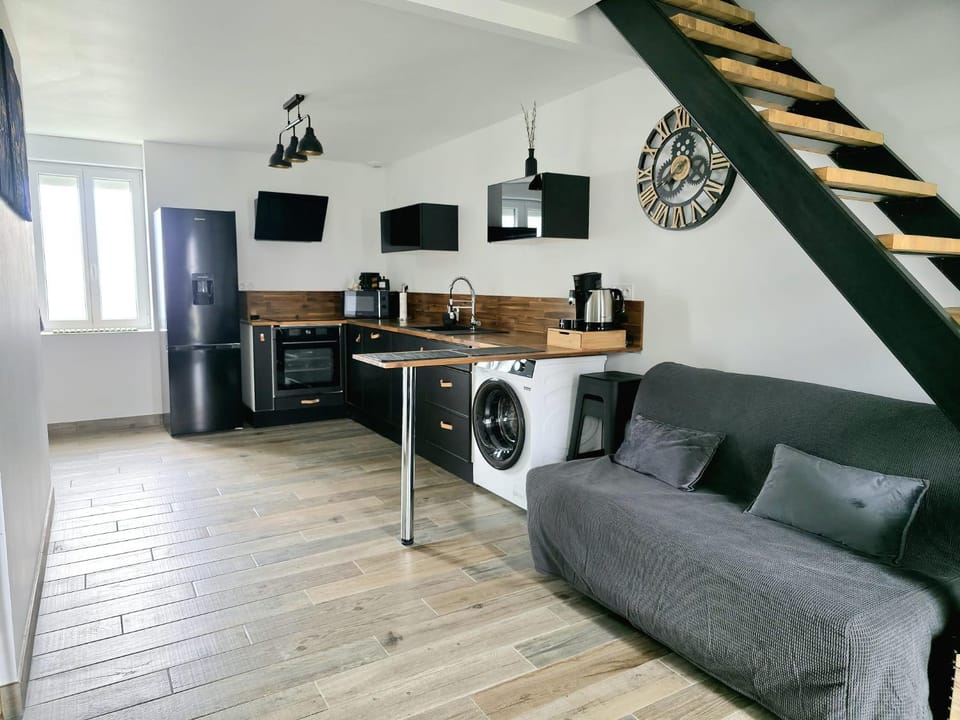 Kitchen or kitchenette, Dining area, stove