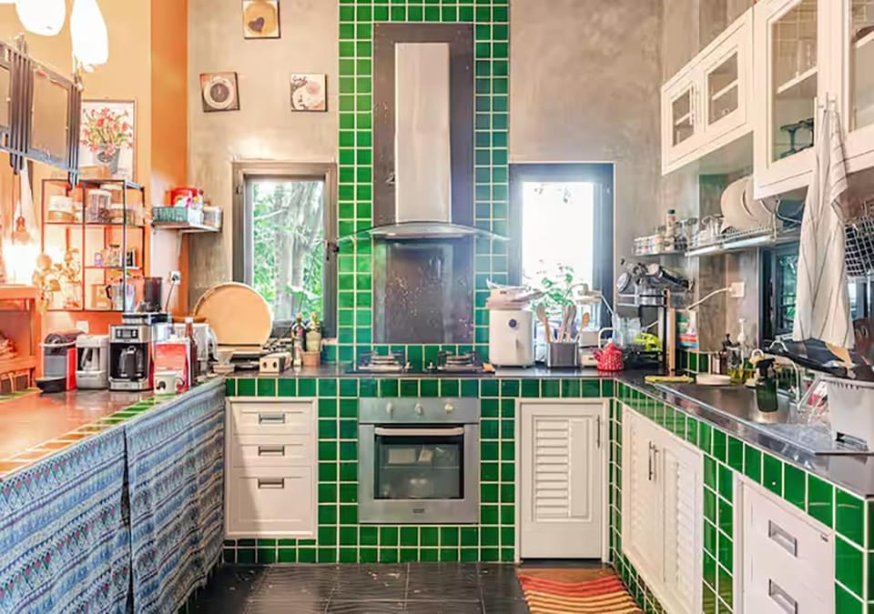 Coffee/tea facilities, Kitchen or kitchenette, oven, stove