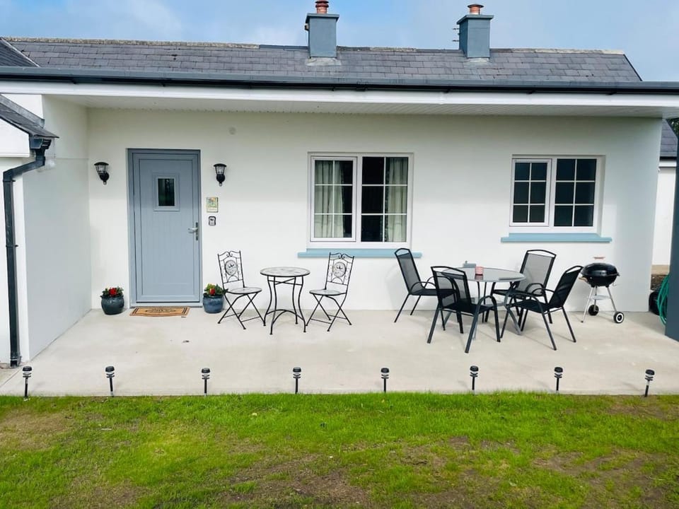 Property building, Patio, Garden, Dining area, Garden view