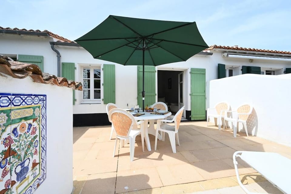 080 Domaine 80 Courtyard, pool, tennis House in La Couarde-sur-Mer